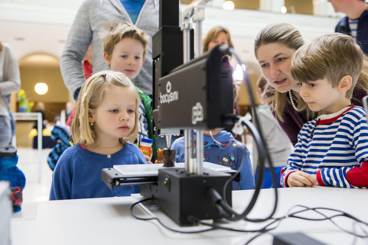 3/6 Kinder bestaunen einen 3D-Schokoladendrucker. Dieser entsprang allein der Phantasie des Autorenteams. Erich Windhab, Professor für Lebensmittelverfahrenstechnik, hatte spontan beschlossen, einen Doktoranden mit der Aufgabe zu betrauen. Und einen Monat später kam der Globi aus Premiumschokolade aus dem Drucker. Foto: eth/HK