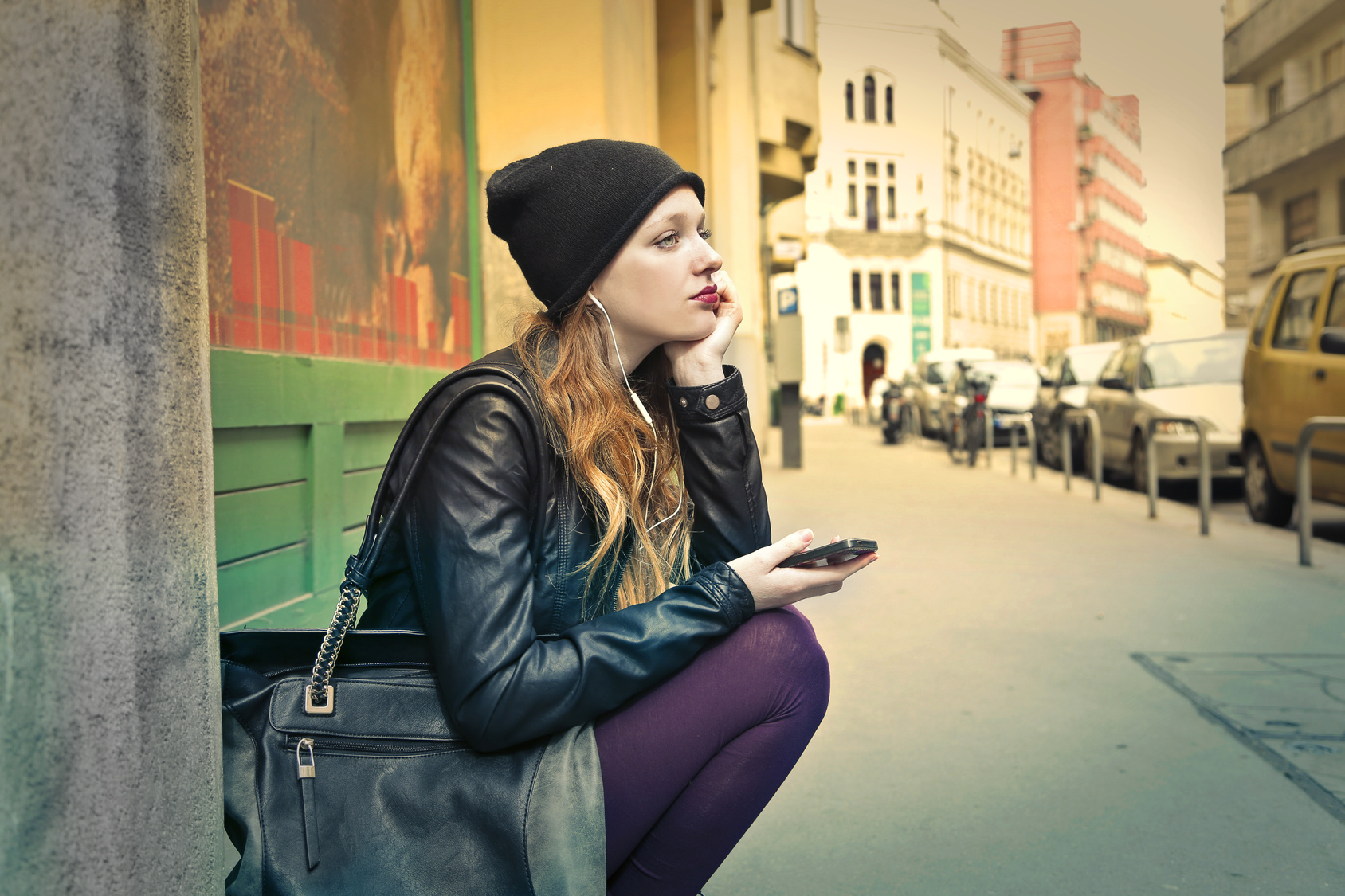 Bored girl sitting on the ground listening to music Treu sein trotz Tinder?