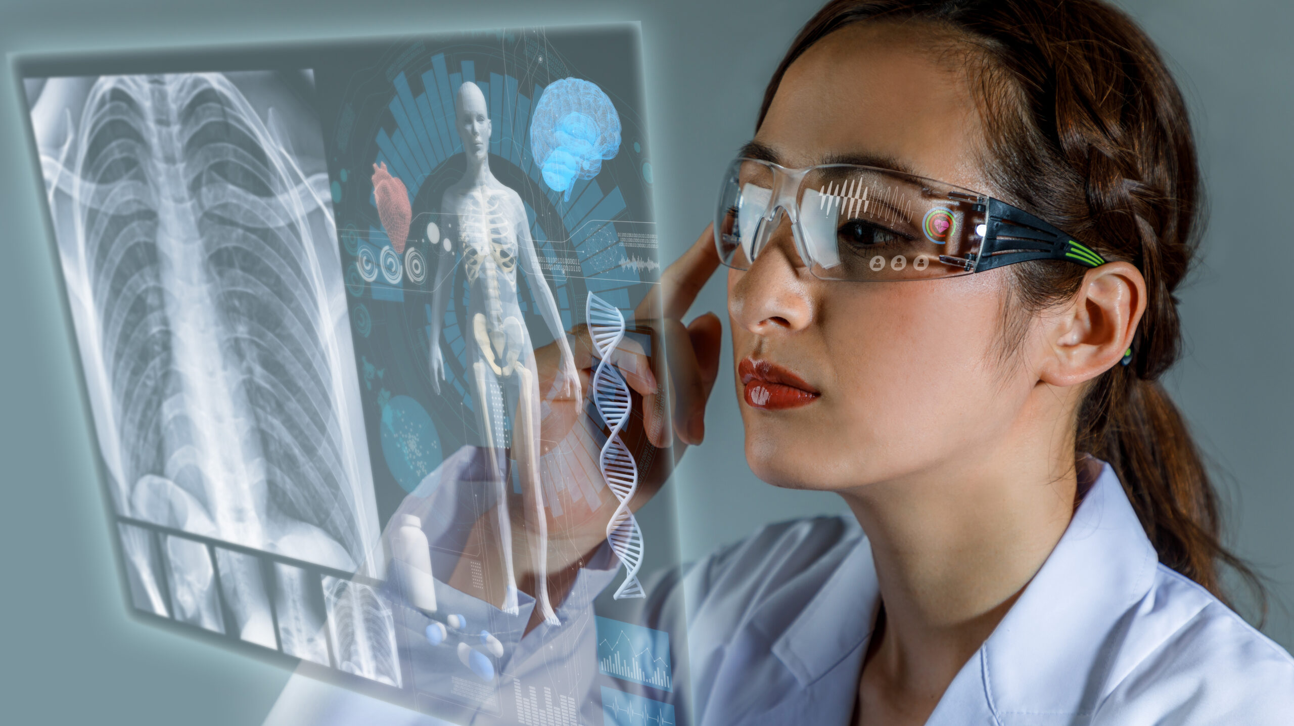 Young female doctor looking at hologram screen. Electronic medical record. Smart glasses. Medical technology concept. welche Berufe werden aussterben?