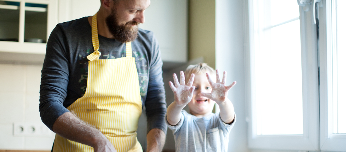 Father cooking with his son Kinder am Herd