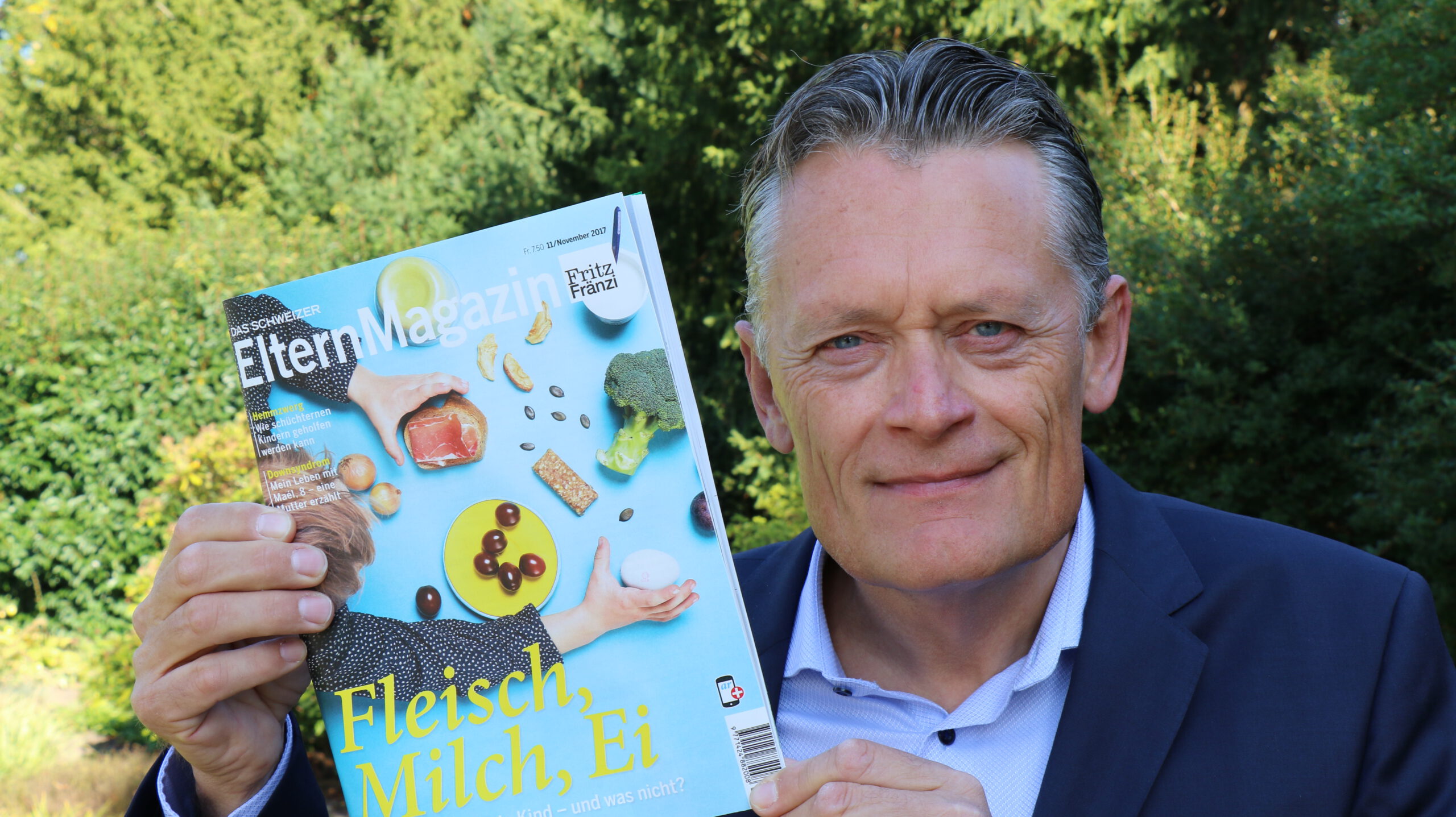 Chefredaktor-Nik-Niethammer-mit-Cover-der-Novemberausgabe Gesunde Ernährung und Hilfe mit einem Autismus-Begleithund - unsere Themen im November