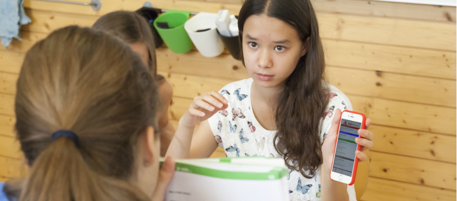 Digitale-Schule-Maedchen-arbeitet-am-Smartphone-HL Die Digitalisierung der Schweizer Schulen