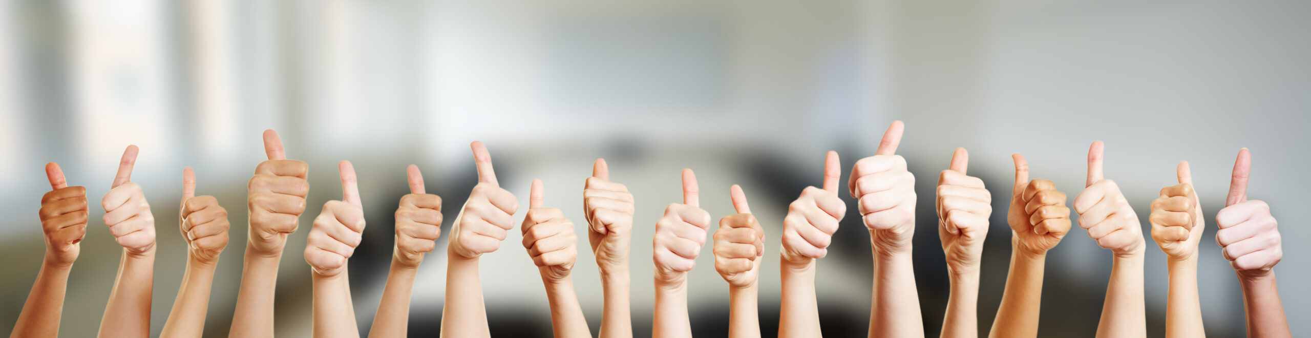 Hnde mit Thumbs up Zeichen Mehr Abos
