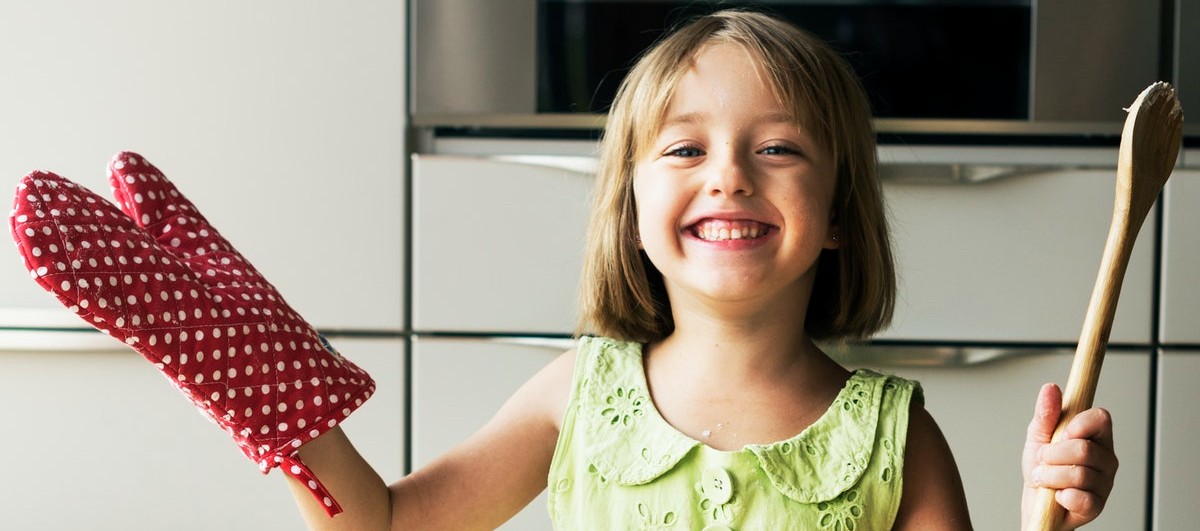 Familienfreundliche Rezepte: Mädchen kocht