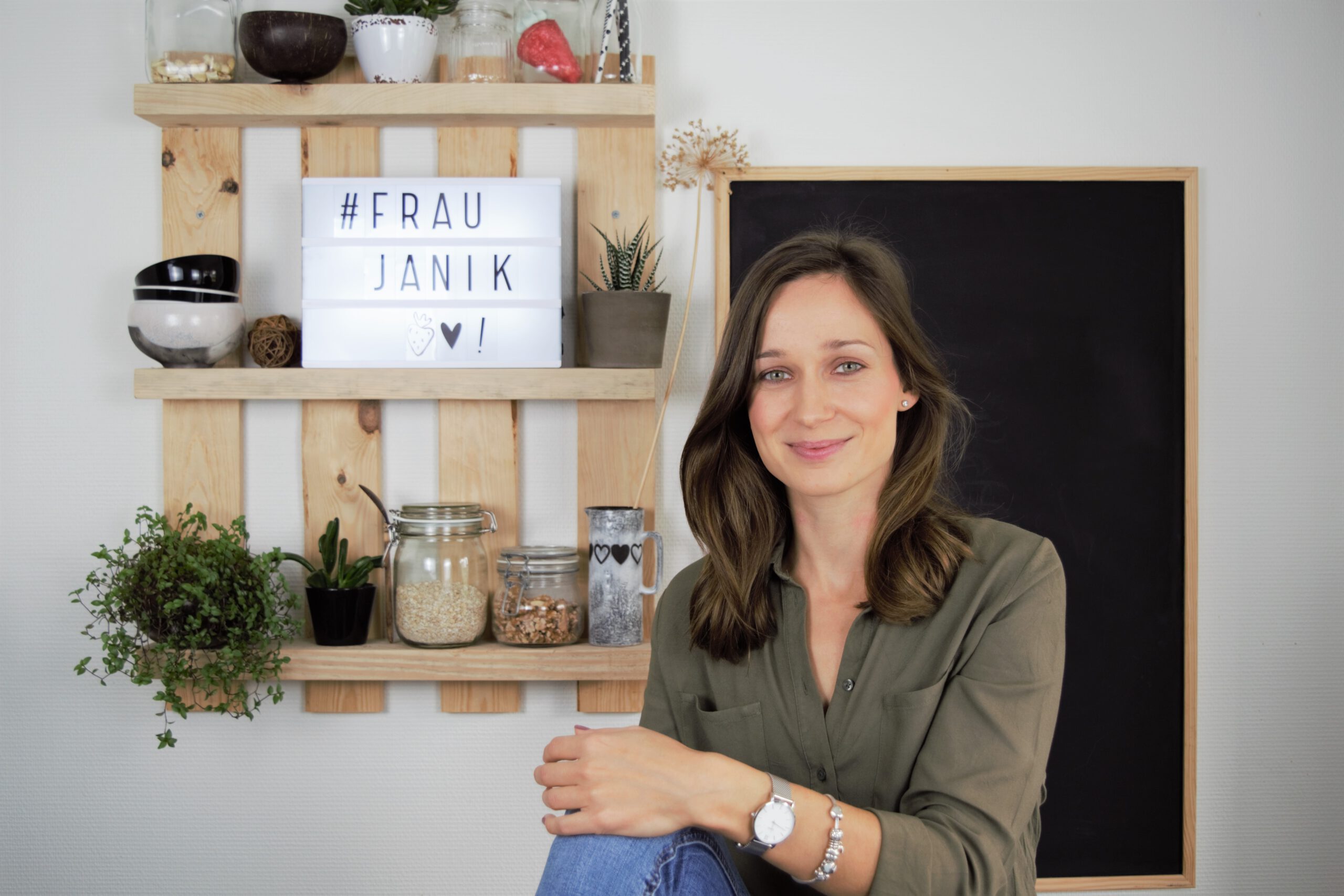 Frau-Janik-vor-der-Tafel-mit-Kochzutaten-im-Glas Mehr Theorie