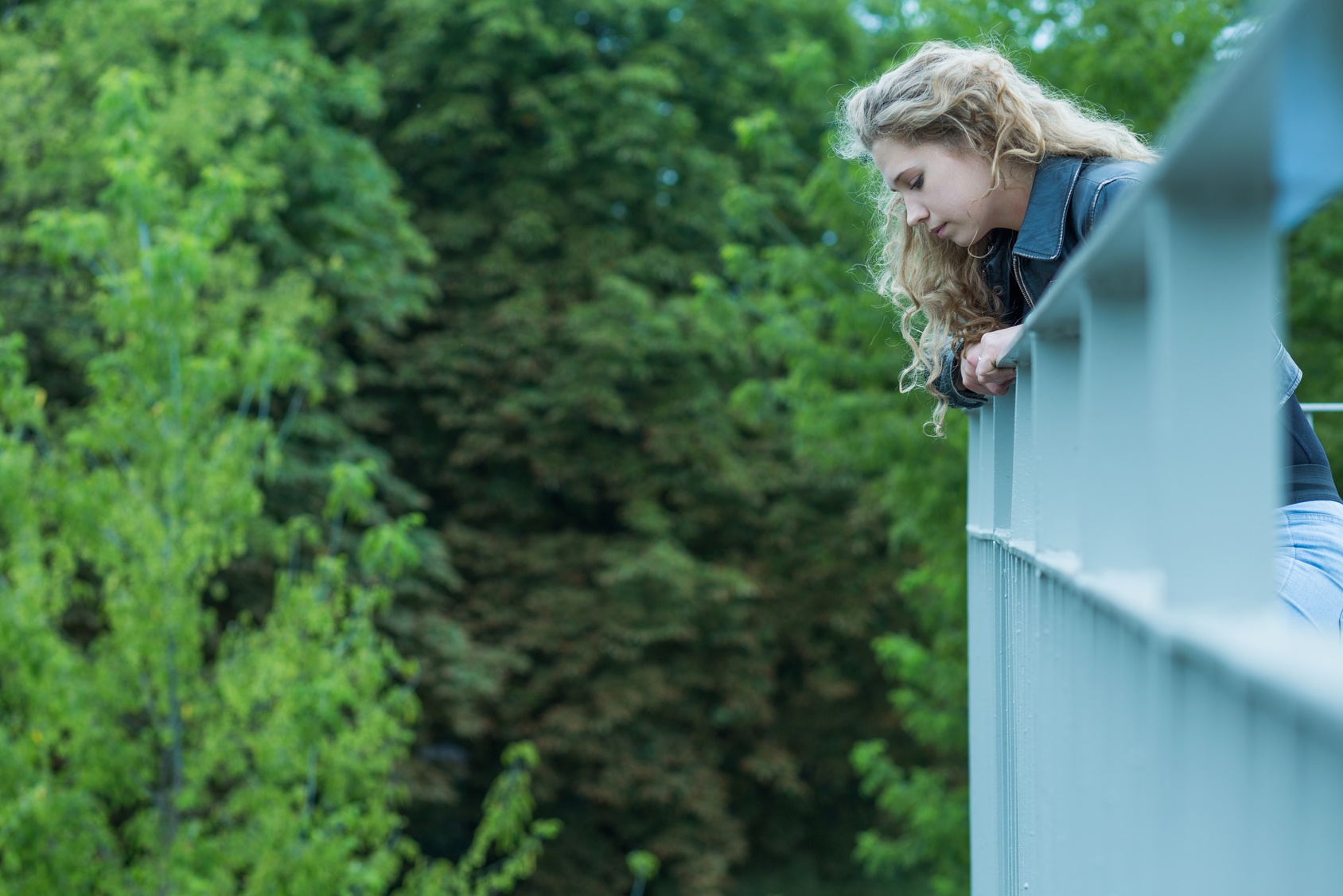 Sad girl on the viaduct Wenn Jugendliche an Selbstmord denken