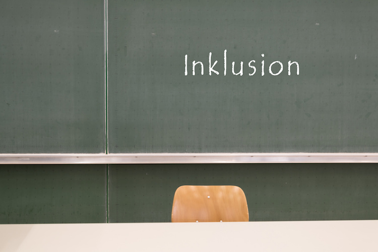 Das Wort Inklusion an der Tafel Vielfalt im Schulalltag bringt uns weiter