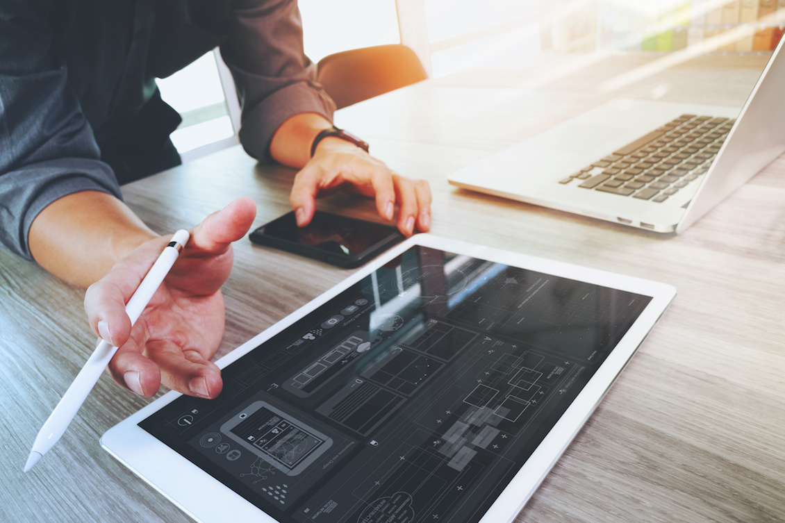 Website designer working digital tablet and computer laptop and digital design diagram on wooden desk as concept Berufswunsch? Irgendwas mit Medien