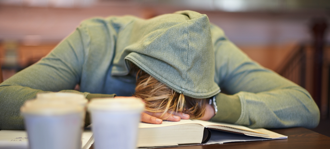 A young student suffering from the exhaustion of finals Sind müde Teenager auch faule Teenager?