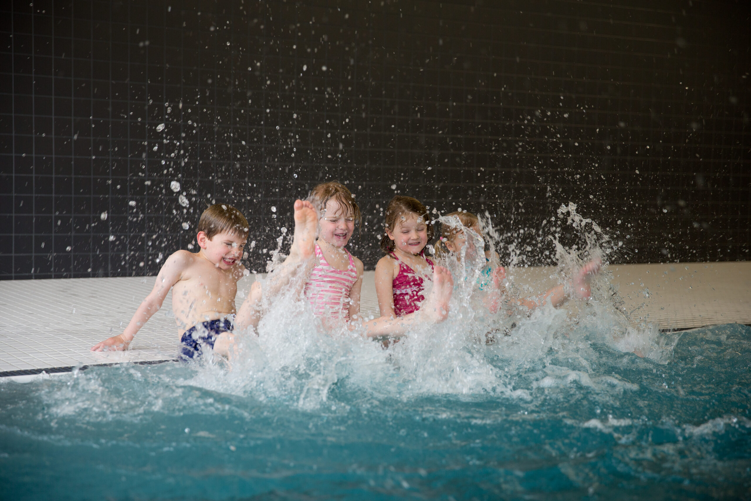 wie wichtig und wie schwierig Schwimmen für Kinder ist