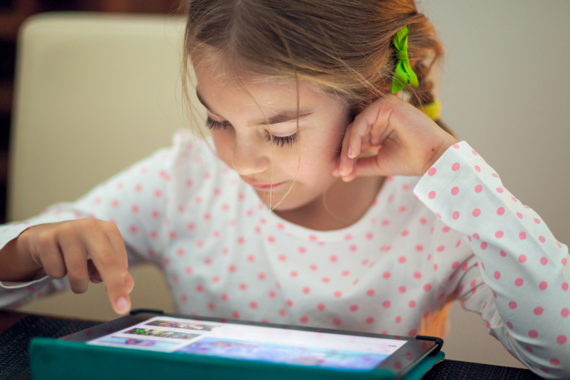 Little girl playing on her tablet at home So geht sicheres Surfen