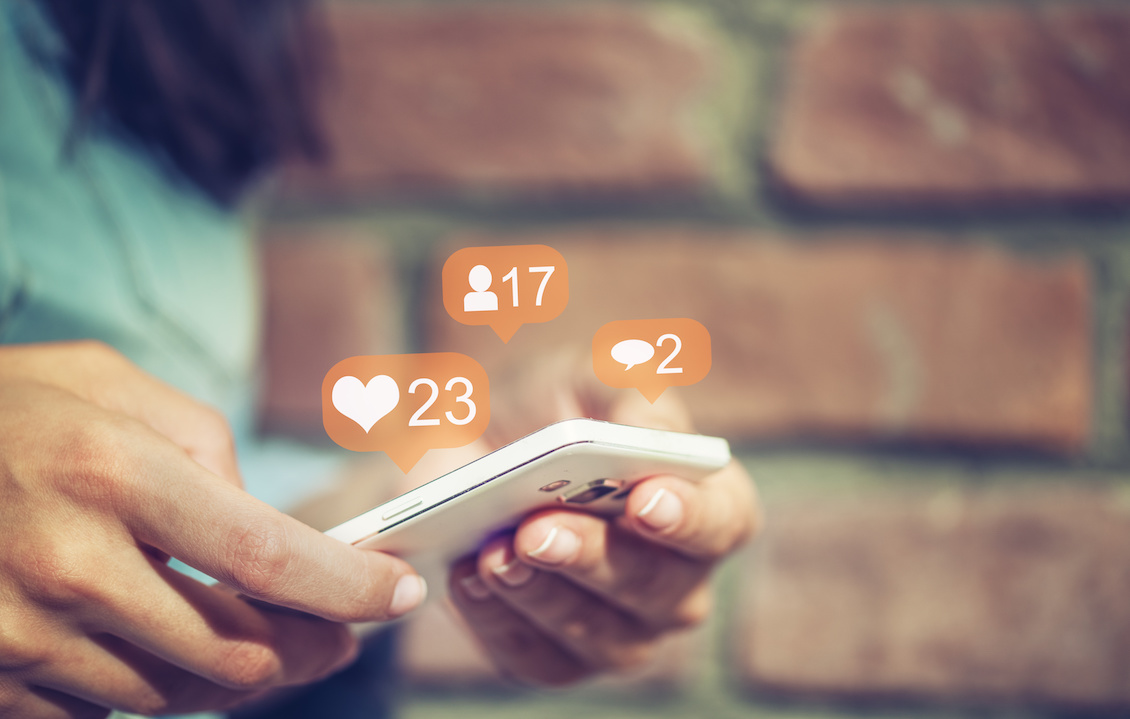 Young girl using smart phone,Social media concept. Soziale Medien – soziale Algorithmen?