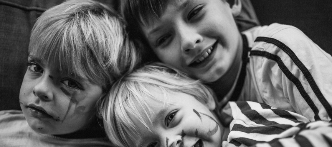 Familienmodelle: lachende Kinder
