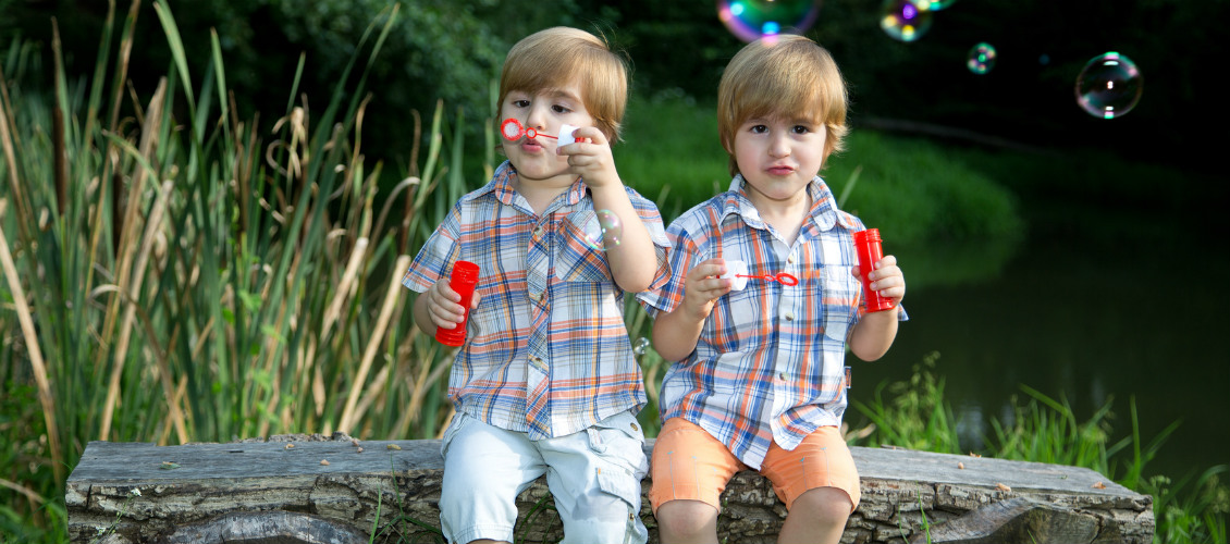 Zwillinge zusammen in Kindergarten und Schule oder getrennt?