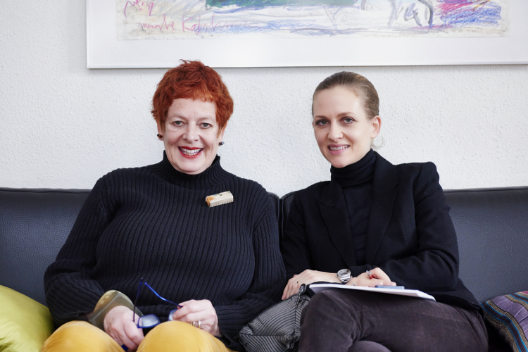 a04b3280bbf350da019c80696e2bee15.jpg Rochelle Allebes und Fritz+Fränzi-Redaktorin Eveline von Arx.