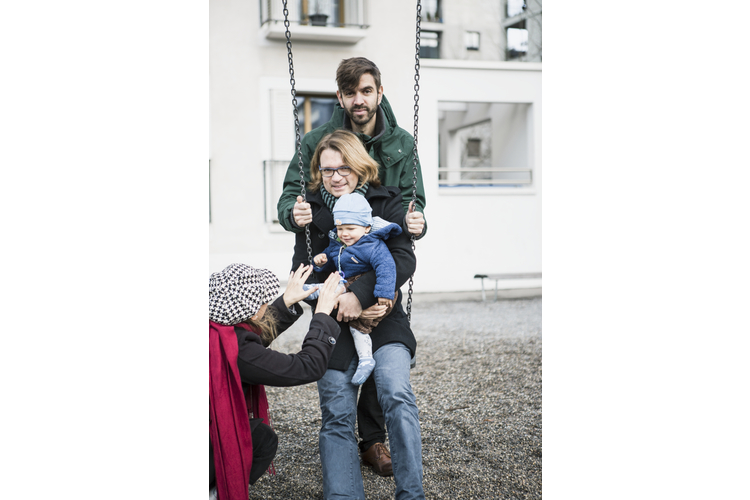 a403754ecc3cb7fb54f8a032d526bcde.jpg Gruppenbild mit drei Eltern: Marc, Matthias und Sonja kümmern sich liebevoll um Max.