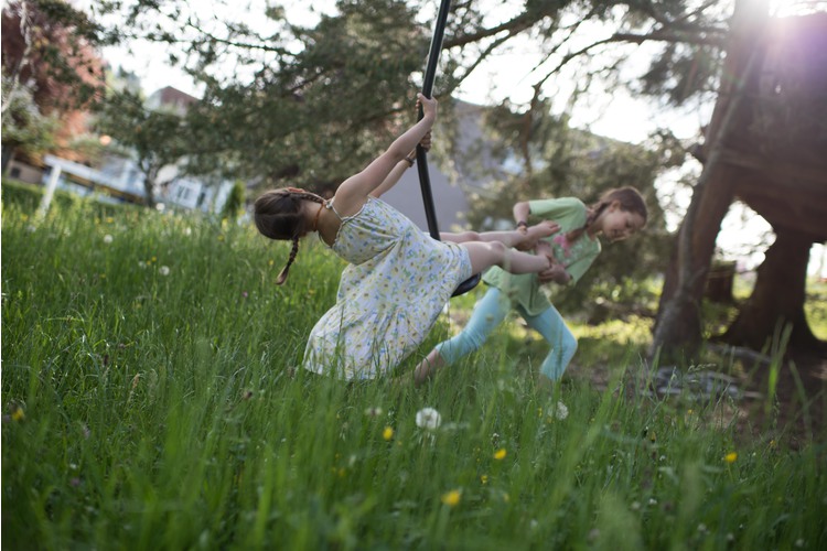 a44bc41d28a40238585e101ebc506354.jpg 5/11 Léa und Jael wissen, wie man in der Natur spielt...
