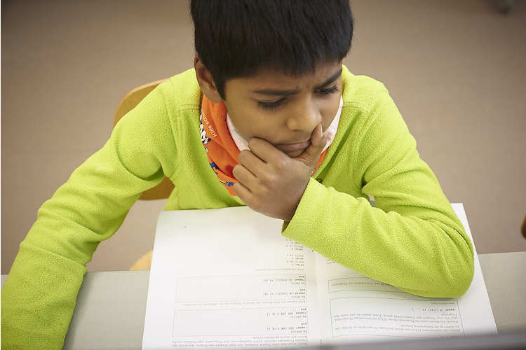 4/4 Dieser 10-jährige Primarschüler programmiert gerade ein farbenfrohes Mandala. Ziel des Primalogo-Projekts ist es unter anderem, den Schülern zu ermöglichen, Lösungen selbst zu erarbeiten. Dies fördere die Kreativität und Eigenständigkeit. 