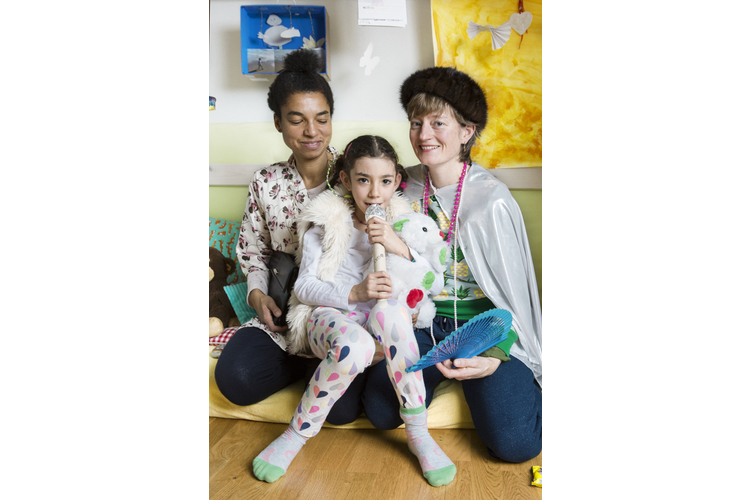 Drei Frauen, eine Regenbogenfamilie: Bettina und Fiona Aremu mit ihrer Tochter Tobi, 7.