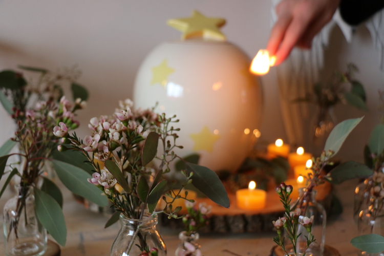 (3/4) Es kommt auf Details an: die richtigen Blumen, die Sternen-Urne.