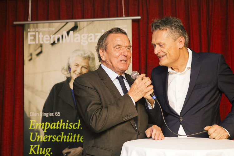 Gerhard Schröder erzählt, dass seine Kinder eine Privatschule in Hannover besuchen, die besonderen Wert legt auf eine ganzheitliche, integrative und individuelle Bildung - und natürlich auch von der besonderen Freundschaft zum Haus Ringier.