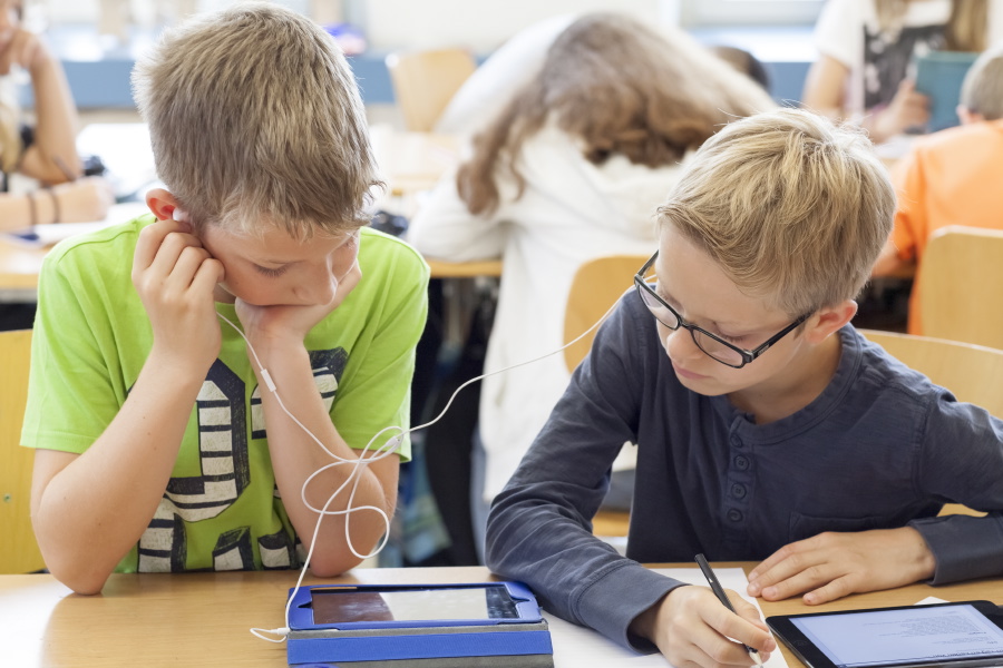 Schule zwischen Heft und Tablet