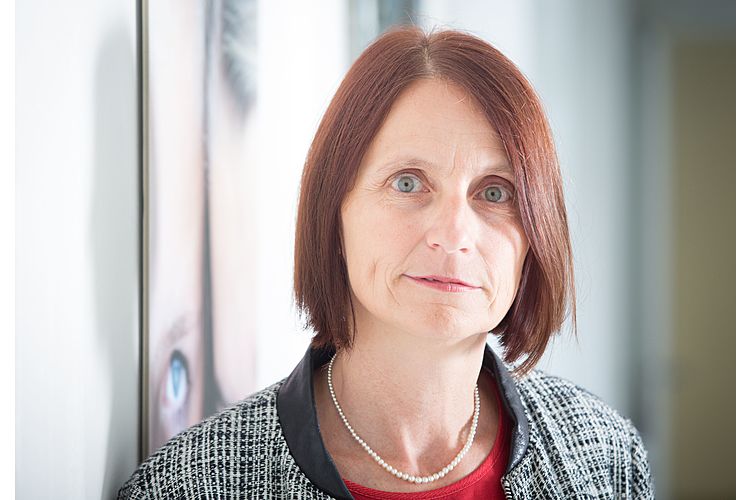 b06d99ac20bb339bb1965ddb8bab013b.jpeg Dagmar Pauli ist Chefärztin und stellvertretende Klinikdirektorin der Klinik für Kinder- und Jugendpsychiatrie an der Psychiatrischen Universitätsklinik Zürich und Präsidentin der Schweizerischen Gesellschaft für Essstörungen (SGES). Als Fachärztin für Kinder- und Jugendpsychiatrie und Psychotherapie (FHM) hat sie langjährige Erfahrung in der Behandlung von Kindern und Jugendlichen mit Essstörungen, Depressionen und Gendervarianz sowie im Bereich Familienberatung und Familientherapie.