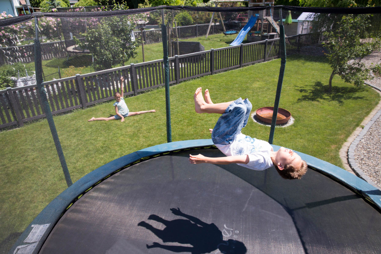 b18a0542985073d8e30e22cc3184fb30.jpg Jana im Spagat, Severin hebt ab: Mit eigenem Garten und Trampolin lässt es sich gut eine Wocheoffline aushalten.
