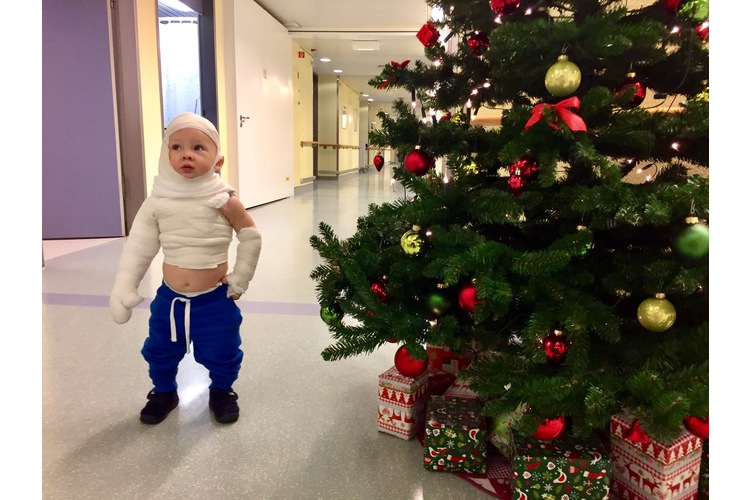 Warten auf die Transplantation: Nelson verbringt Weihnachten mit  seiner Familie in der Unfallklinik.