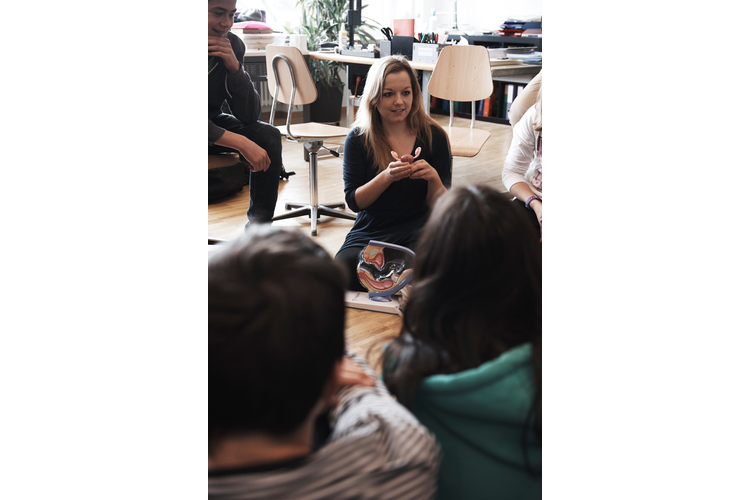 2 / 3 «Und was ist das?» Anna Schmidt, Leiterin der Organisation «Achtung Liebe» Schweiz, nimmt während des Aufklärungsworkshops den weiblichen Unterleib auseinander. 