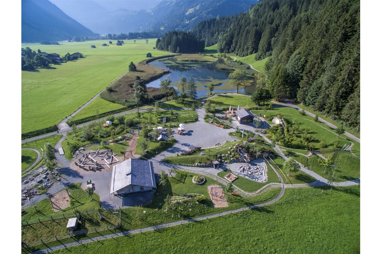 Spielen auf dem Alpkultur-Spielplatz Lenkerseeli.