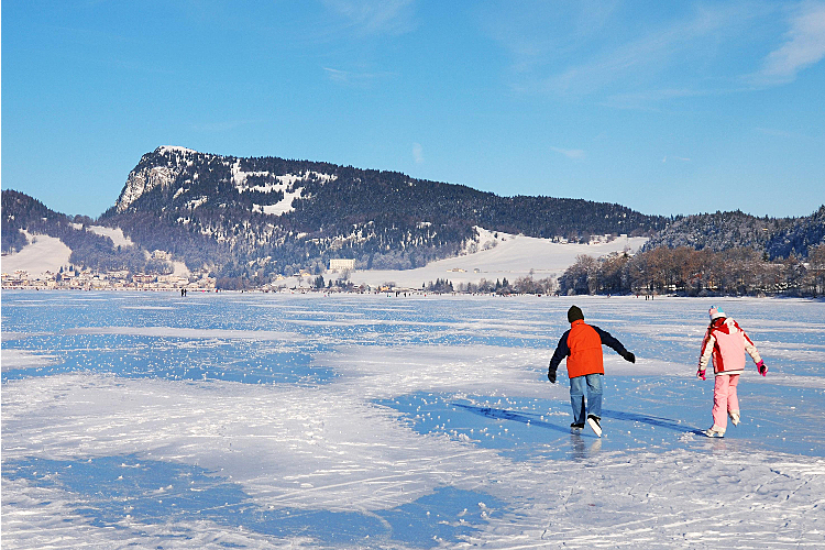 bf096590687525dcf4e175024a4ea50c.jpg Der weite Lac de Joux friert im Winter zu.