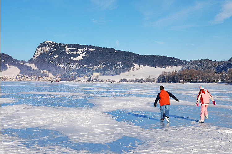 Der weite Lac de Joux friert im Winter zu.