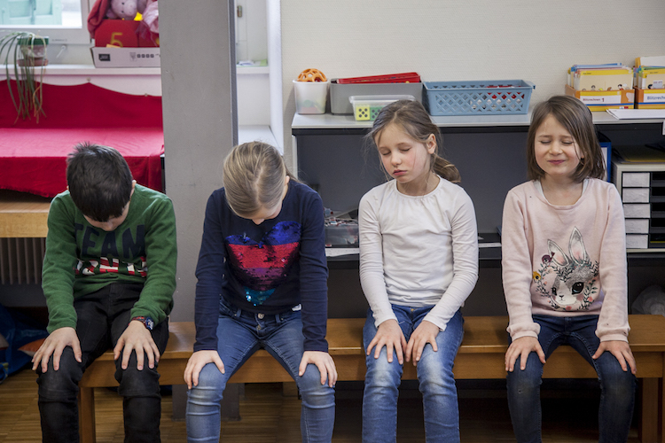 In Schulen, in denen Achtsamkeit gelehrt wird, gibt es weniger Streit.