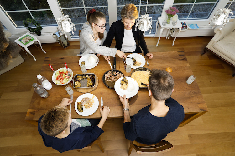 bf94f197bfd32e6ad7786d85e5e25381.JPG Familiensolidarität mit der AllergikerinElla Macher, 16, aus Bäretswil ZH (oben links) leidet an schweren Lebensmittelallergien. Ihre Eltern Sandra und Andreas sowie Bruder Flynn, 12, stellten deshalb auch den eigenen Speiseplan auf den Kopf. Was dies für den Alltag der Familie bedeutet, lesen Sie hier.