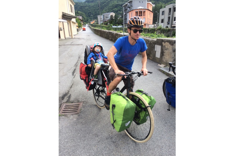 Auch Mitfahren kann müde machen: Florian Blumer mit Mika, 2, im Piemont.