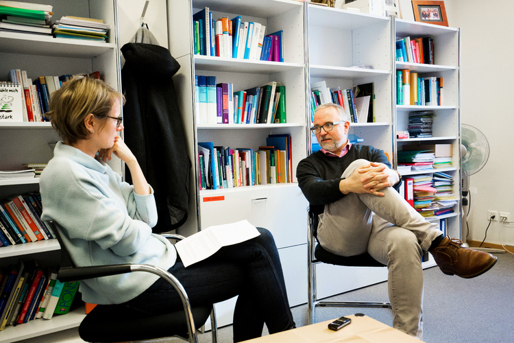 Gregor Berger im Gespräch mit der stellvertretenden Chefredaktorin Evelin Hartmann. 