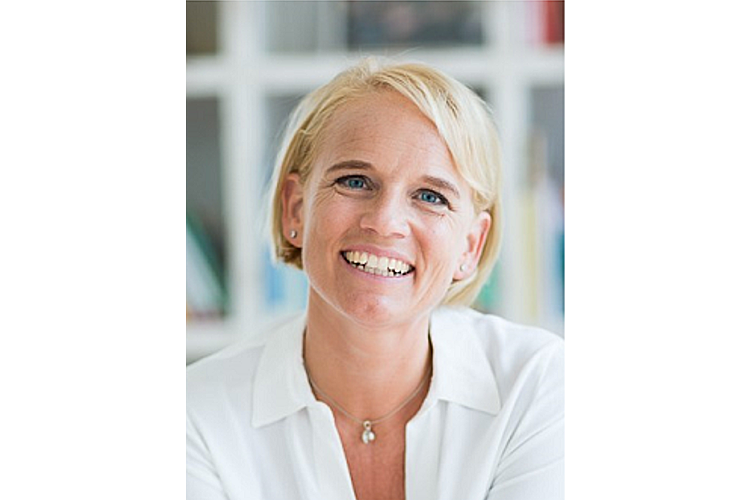 c409210d83aed9e526ded2c76cb185f9.png Caroline Märki ist Gründerin und Leiterin von familylab.ch, Familienberaterin nach Jesper Juul und Eltern- und Erwachsenenbildnerin mit eidgenössischem Fachausweiss. Caroline Märki ist verheiratet, Mutter von zwei erwachsenen Töchtern und einem Sohn, 16, und lebt in Männedorf ZH.