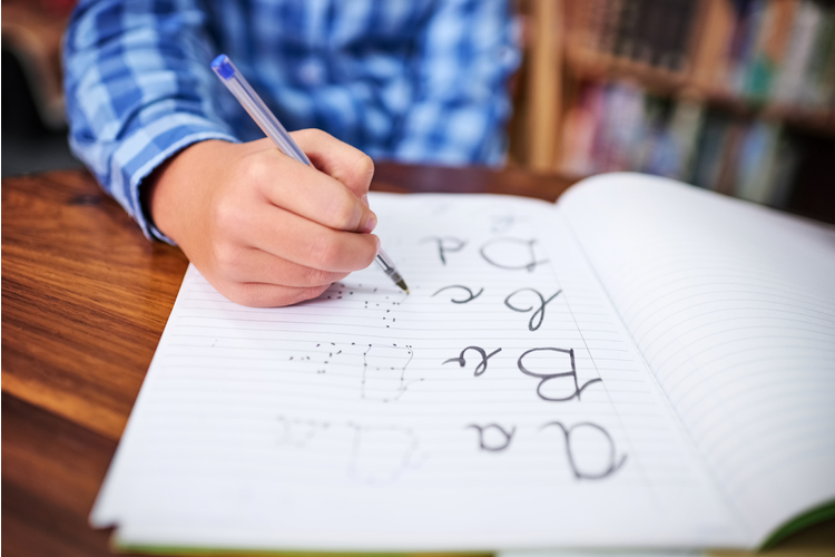Die Handschrift hilft beim Lernen und fördert Rechtschreibung, Verständnis und Lernleistung. Bild: iStockphoto