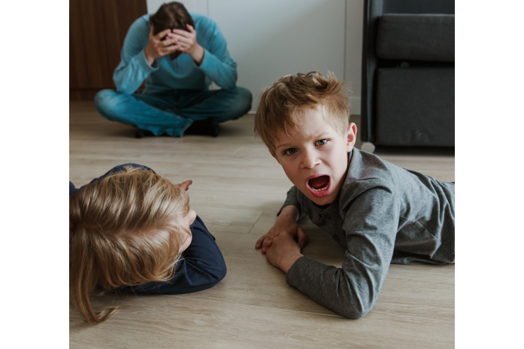 Wenn der Stress über einen längeren Zeitraum anhält, sollten Sie mit  den Kindern darüber sprechen.