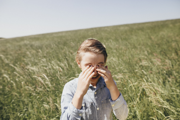 Schnupfen, Niesattacken, tränende Augen: Pollen können den Kinderalltag stark belasten.