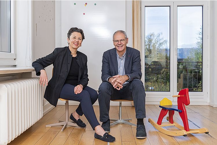 Prof. Dr. Bea Latal und Prof. Dr. Oskar Jenni leiten die Abteilung Entwicklungspädiatrie am ­Universitäts-Kinderspital Zürich.  Bea Latal ist Kinder- und Jugendmedizinerin sowie ausserordentliche Professorin für Entwicklungspädiatrie ad personam an der Universität Zürich. Für ihre Forschung, u. a. zu Frühgeborenen und Kindern mit angeborenem Herzfehler, wurde die Mutter von zwei Söhnen mehrfach ausgezeichnet.    Oskar Jenni ist Kinder- und Jugendmediziner sowie ausserordentlicher Professor für Entwicklungspädiatrie ad personam. Er erforscht u. a. das Schlafverhalten sowie die motorische, kognitive und soziale Entwicklung von Kindern. Seit 2018 ist der Vater von vier Jungen Leiter der «Akademie. Für das Kind» in Zürich. 