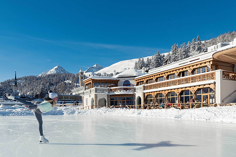 Das glamouröse St. Moritz lädt auch zum Eislaufen ein.