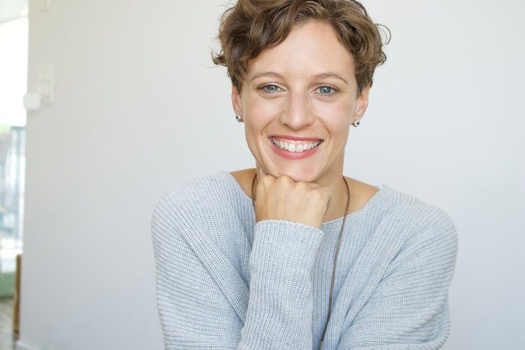 d1c394df60773407e9470e3d27ebdd79.jpg Dr. med. Janna Scharfenberg ist praktizierende Ärztin, Online-Unternehmerin, Ayurveda-Expertin und Mutter einer 2.5 Jahre alten Tochter. Sie wohnt in Zürich, arbeitet aber derzeit von verschiedenen Orten aus, da sie mit ihrer Familie im Wohnwagen unterwegs ist. In ihrem ersten Buch «Ayurveda for Life» bricht sie die Prinzipien der alten indischen Wissenschaft auf ein modernes Leben herunter. Bild: Alysa Aesch