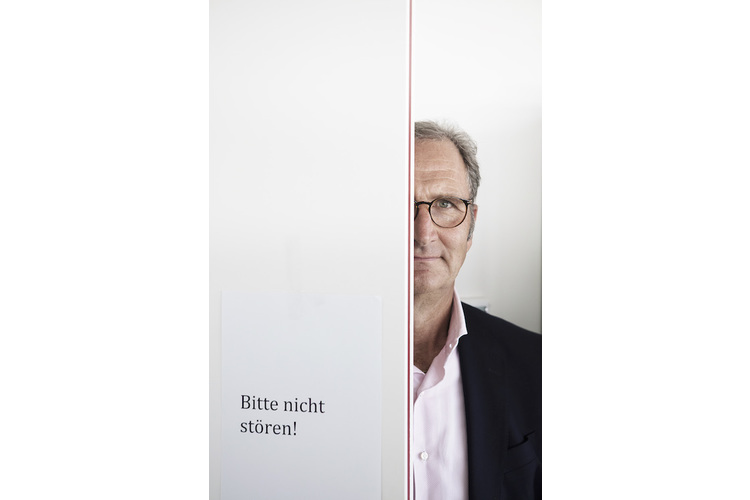 d243546806f2623fc091fbd159571d4a.jpg Wer in Ruhe lernt, lernt besser: «Was sich im Gehirn der Kinder festsetzen muss, sollte glasklar, störungsfrei und häufig vermittelt werden. Wer ständig auf verschiedenen Medien spielt und Multitasking macht, arbeitet langsamer, fehlerhafter.»