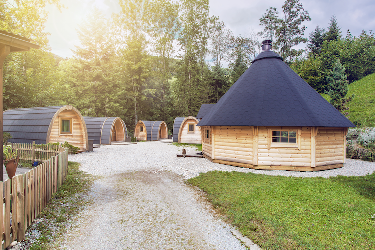 Uriges Hobbit-Dörfchen: Gemütliche Betten, Strom, Licht, elektrische Beheizung sowie eine gute Isolierung verwandeln die PODhouse-Holziglus in jeder Jahreszeit zur kuscheligen kleinen Oase. 