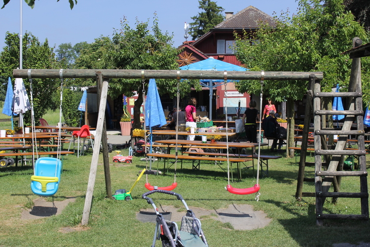 d740e19f42bf60ab4ea8eef65159b4f8.jpg 5/6 Snacken, spielen und «sünnele» im Sunnehüsli am Bodensee