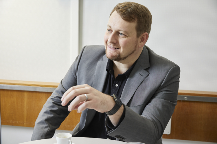 d78393693f9ebebc4a78c75d691f99cd.jpg Prof. Thomas Dreher, 38, ist international anerkannter Spezialist für Kinderorthopädie und Neuroorthopädie sowie für die Chirurgie von komplexen Deformitäten des Beckens, der Beine und Füsse bei Kindern und Jugendlichen. Seit dem 1. September 2018 ist er Chefarzt der Abteilung für Kinderorthopädie und Kindertraumatologie am Kinderspital Zürich, davor war er mehrere Jahre an der Universitätsklinik in Heidelberg, Deutschland, tätig. Seit Kurzem lebt er mit seiner Frau und seinen drei Kindern in Zürich.