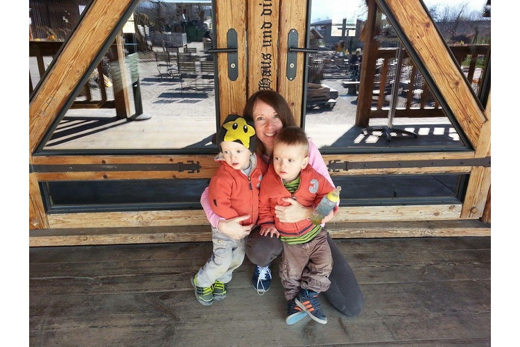 deae31de83fe3985df0e1596e0b15ac0.JPG Fiona Kelly und ihre jüngsten Kinder: die dreijährigen Zwillinge. Bild: Privat
