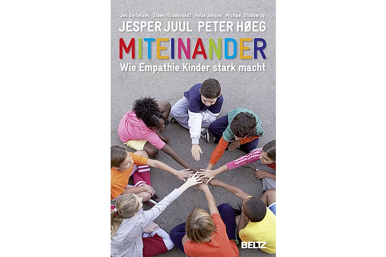 Jesper Juul, Peter Høeg: Miteinander. Wie Empathie Kinder stark macht. Beltz 2017, 159 Seiten, ca. 28 Fr.Die Autoren thematisieren, warum eine Stärkung des Mitgefühls die Voraussetzung für eine friedliche Welt des Miteinander ist, und erklären, wie das gelingen kann. Mit vielen praktischen Übungen.